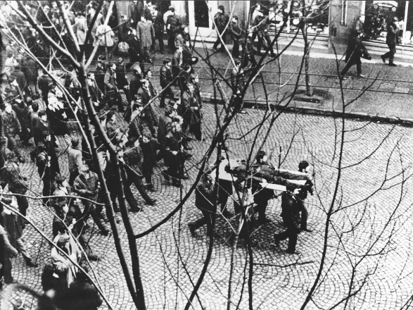 Workers carry the body of Zbyszek Godlewski
