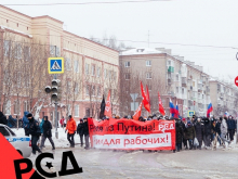 Photograph shows a Russian Socialist Movement banner on a demonstration; the banner reads "Russia without Putin, Russia for workers" in Russian